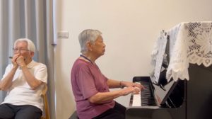 兩位住戶一同演奏「黃昏的故鄉」