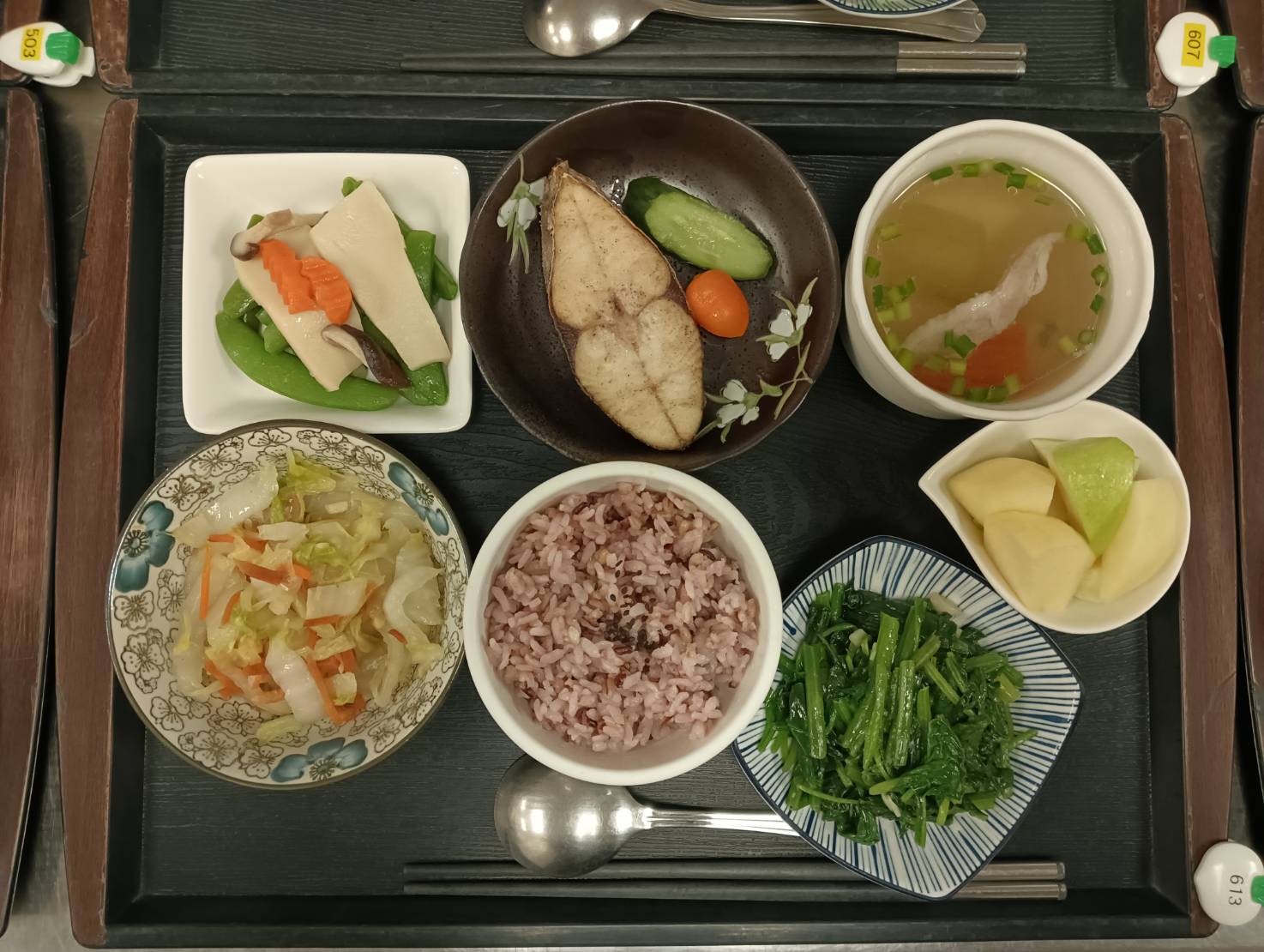 適合老人飲食的實際菜單設計參考:清蒸鮮魚、炒菠菜、魯白菜、鮮菇時蔬與少量五穀飯,搭配小塊狀蘋果